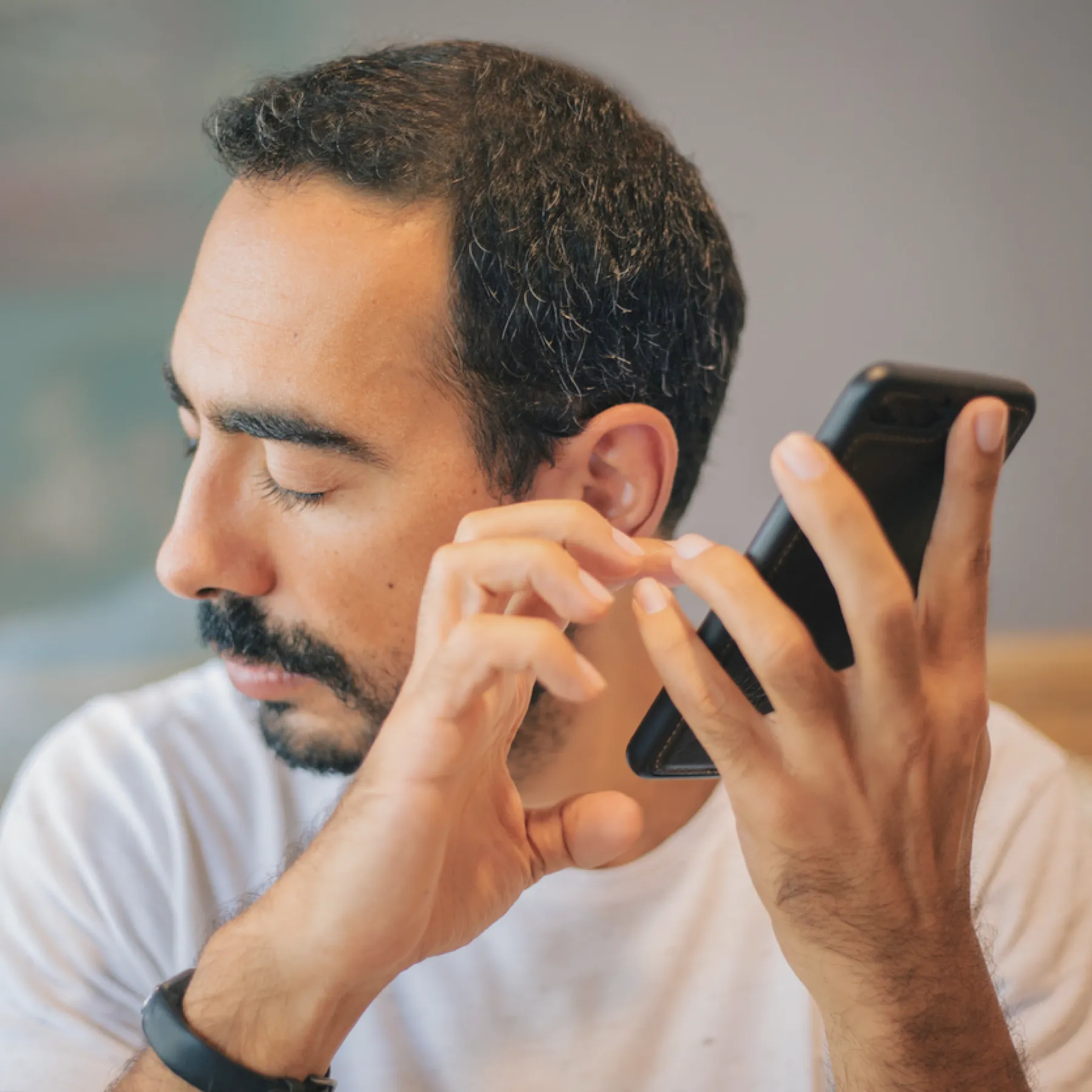 Image présentant un utilisateur ayant un handicap visuel et utilisant la focntionnalité sonore de son téléphone