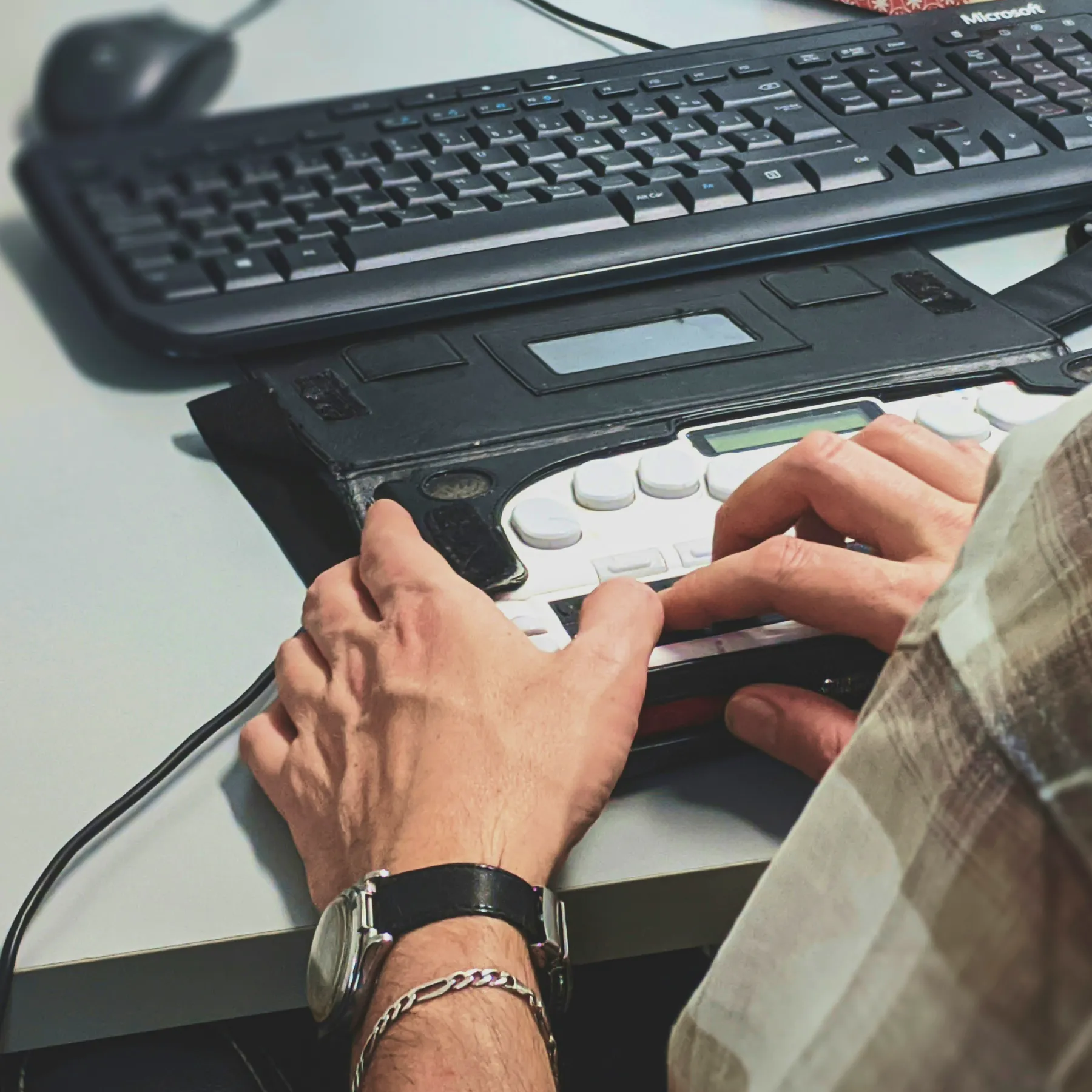 Image présentant un utilisateur de lecteur internet alternatif accessible