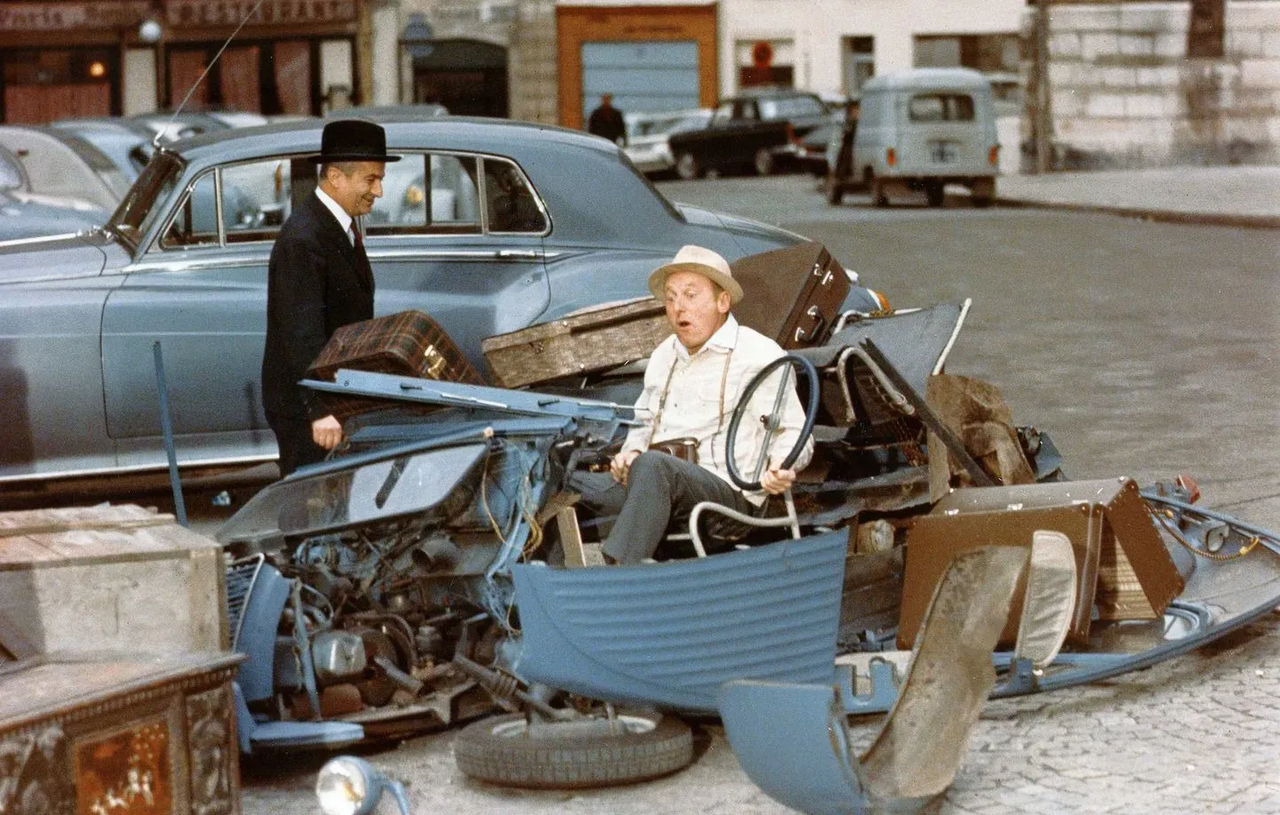 Image du film Le Corniaud, une voiture est accidentée